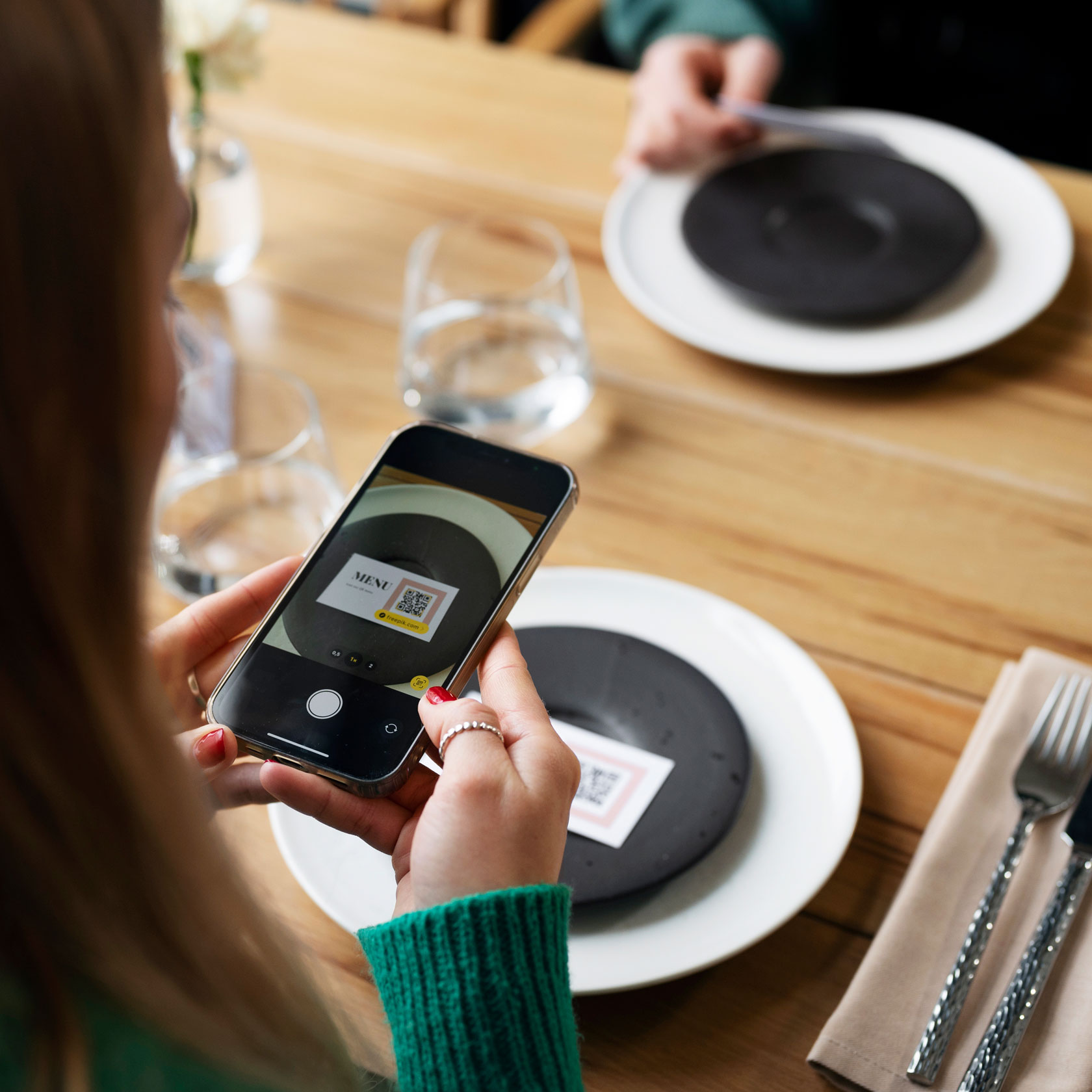 Système de commande mobile intelligent — client scannant un code QR pour commander.