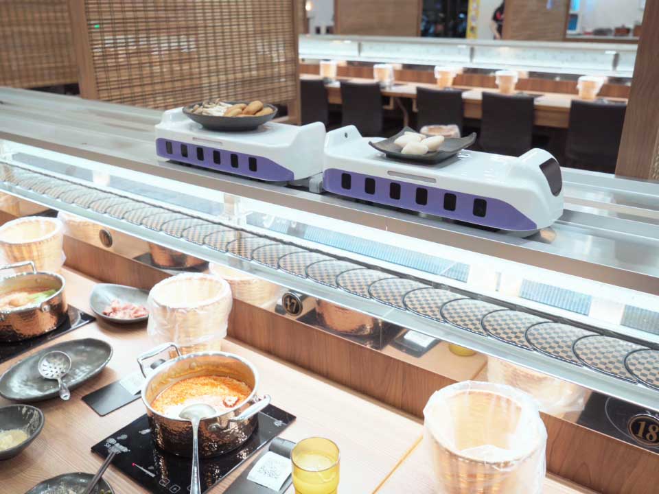火锅餐厅智慧送餐实景照片