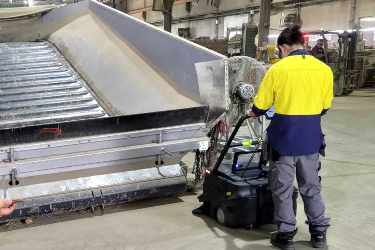 鴻匠工廠掃地機器人實測:可捲入鐵塊螺絲碎石,工業級清潔深度 鴻匠工廠掃地機器人實測:可捲入鐵塊螺絲碎石,工業級清潔深度