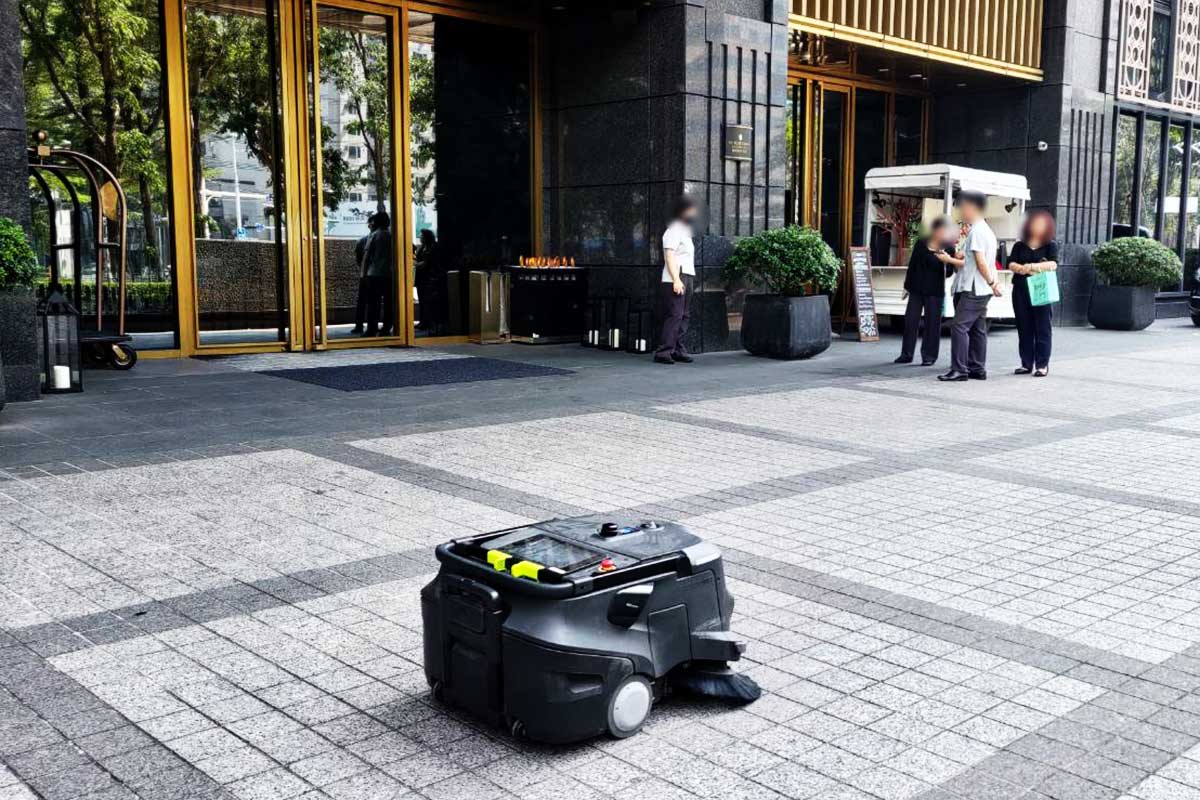 以一台高效能工廠掃地機器人，獲得營業場域24h不中斷的清潔工作。