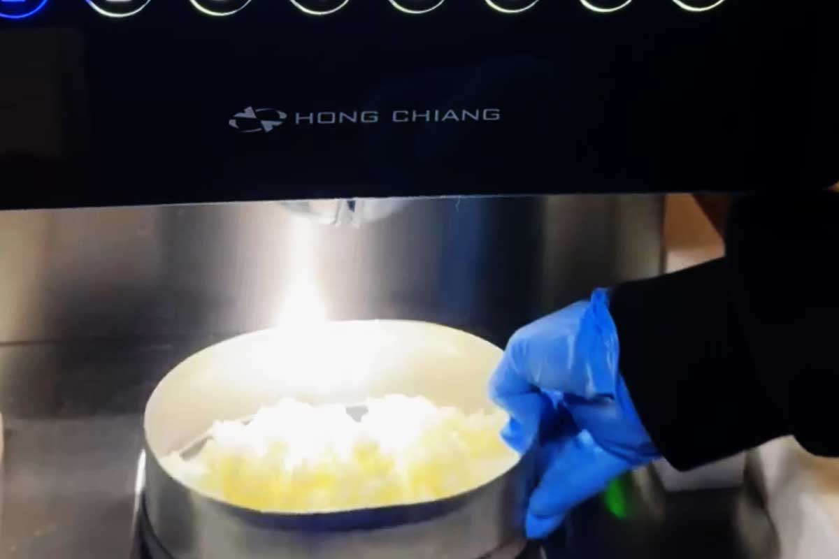 鴻匠智能盛飯機應用於連鎖便當店，提升出飯效率並確保食品安全