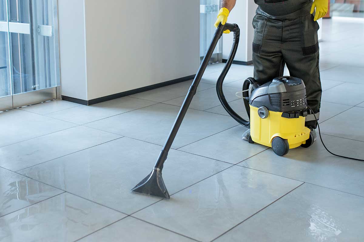 傳統清潔模管理不易，委外又有很多合約細節，企業成本往往居高不下。