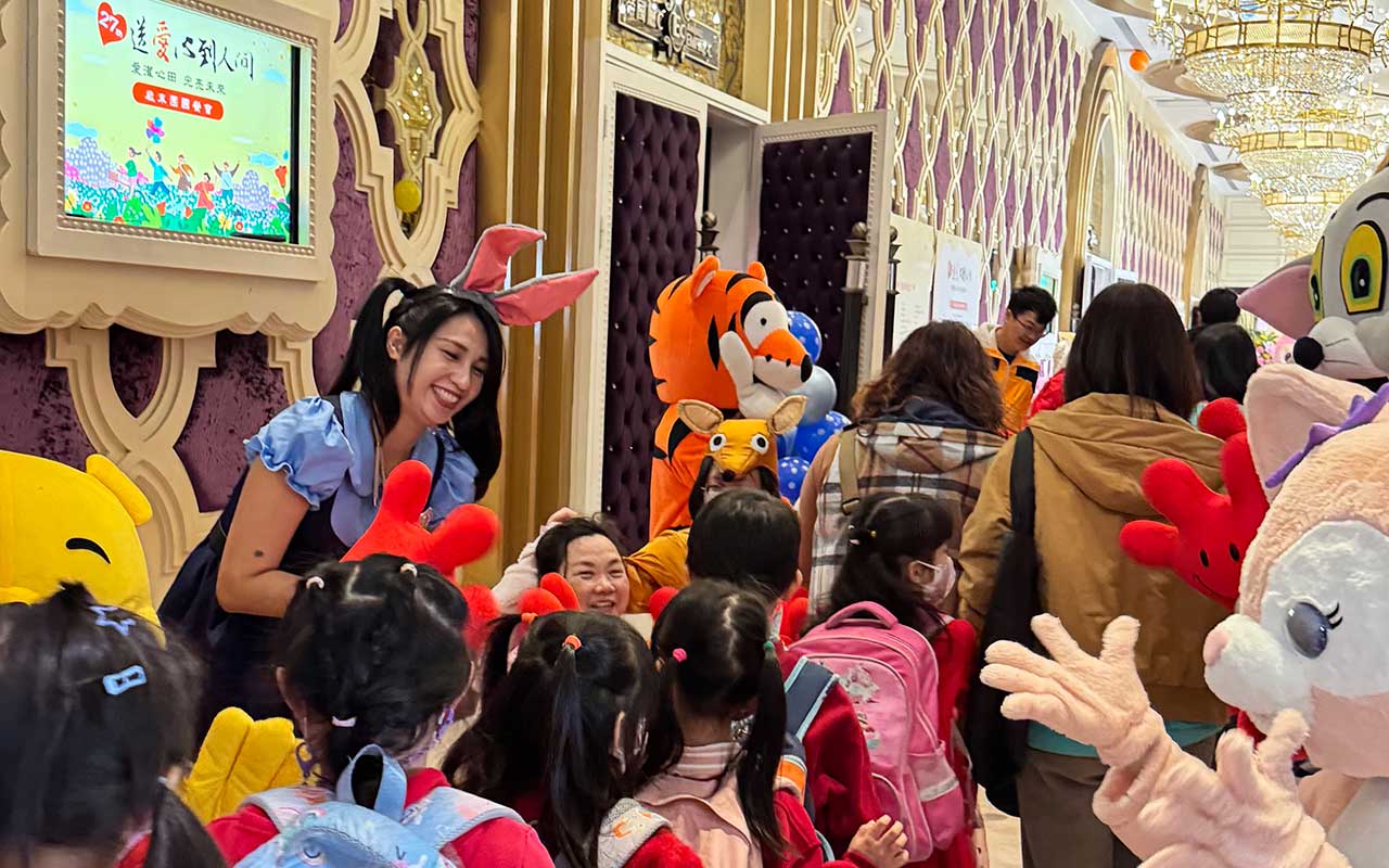 Hong Chiang Technology aims to pass this love on to underprivileged families, including visually impaired children and the Family Helper Center.